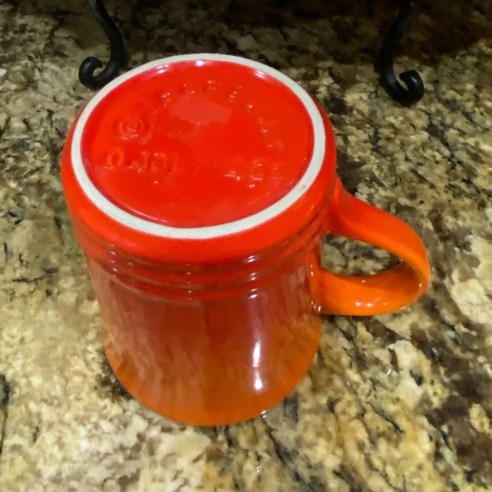 Le Creuset 14oz coffee mug FLAME with black bats -
NEW! LAST ONE 🦇 PRICE FIRM 🦇 - Picture 7 of 8